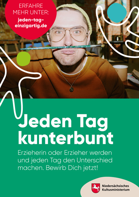Werbeplakat zur Erzieherkampagne des Niedersächsischen Kultusministeriums. Ein junger Mann mit Brille, heller Mütze und braunem Pullover hält einen bemalten Pinsel spielerisch zwischen Nase und Oberlippe. Der Slogan 'Jeden Tag kunterbunt' steht auf grünem Hintergrund, darunter der Aufruf, sich als Erzieher/in zu bewerben. Grafische Elemente in Weiß, Blau und Grün sowie das Logo des Ministeriums sind integriert.