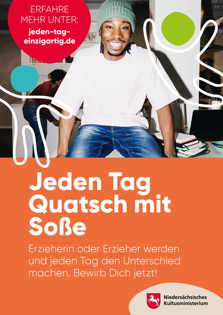 Werbeplakat zur Erzieherkampagne des Niedersächsischen Kultusministeriums. Ein junger Mann mit weißem T-Shirt, grüner Mütze und Ohrsteckern sitzt lachend an einem Tisch mit Büchern und einem Laptop. Der Slogan 'Jeden Tag Quatsch mit Soße' steht auf orangem Hintergrund, darunter der Aufruf, sich als Erzieher/in zu bewerben. Grafische Elemente in Weiß, Blau und Grün sowie das Logo des Ministeriums sind integriert.